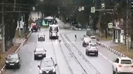 Трамвай тўқнашувидан нажот  берилган йўловчи (видео)