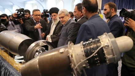 Rahbar Kunjungi Pameran Teknologi Tinggi Buatan Iran