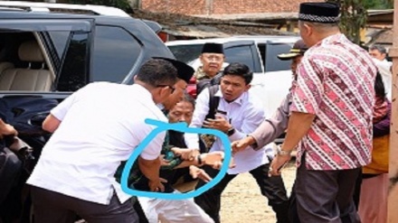 Индонезия хавфсизлик вазирига пичоқ билан ҳужум қилишди (видео)