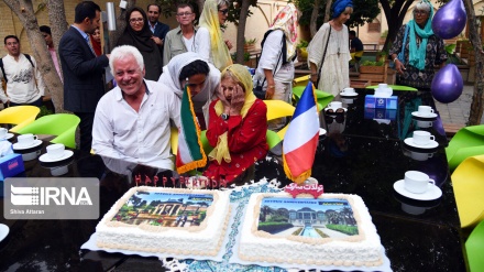 Turistët francezë në kopshtin Erem të Shirazit