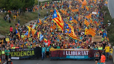 Thousands converge on Barcelona to attend fifth day of Catalan protests