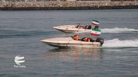 Manuver Pasukan Penjaga Perbatasan Laut Iran 