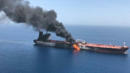 Diduga Ditembak Roket, Kapal Tanker Iran Terbakar di Laut Merah