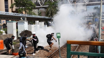 香港での抗議行動　警察が実弾を発砲
