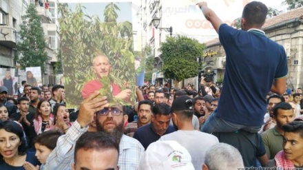 Warga Palestina Demo di depan Kantor ICRC di Ramallah