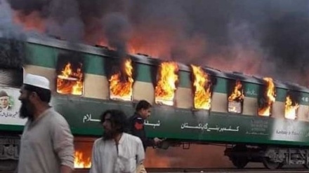 Un incendio en tren deja al menos 65 muertos en Paquistán+Video