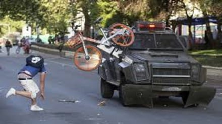 Cile, presidente dichiara lo stato d'emergenza 