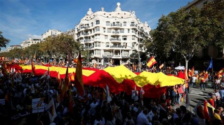 Tens of thousands of people march in Barcelona to support Spanish unity 