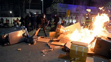 Clashes in Barcelona after 350,000 rally in peaceful protest