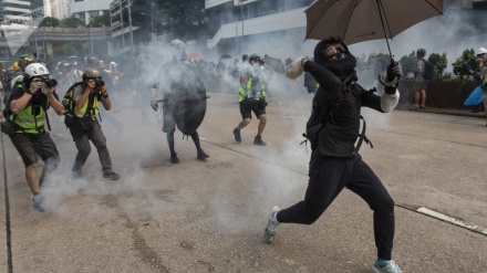 暴徒与香港警方发生冲突