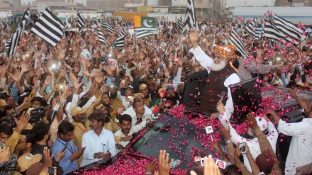 پاکستان کښې د فضل الرحمان په مشرۍ لاریون روان دے