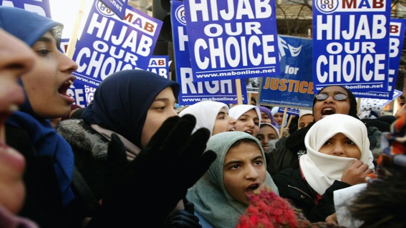 Aksi protes terhadap larangan jilbab di Prancis.