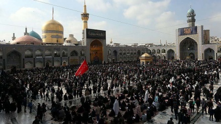 Video: La noche del aniv. del martirio del Imam Reza (P) en su mausoleo en Mashad