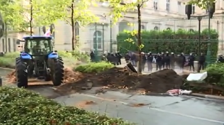 フランスで農民たちが政府に抗議（動画）