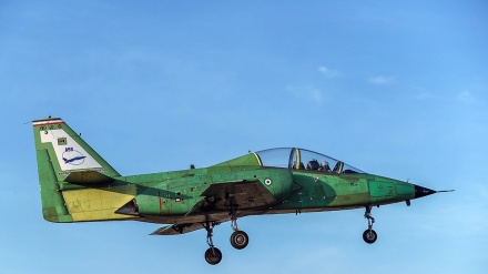 イラン国産の最新鋭の訓練用ジェット機が公開（動画）