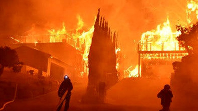 آواره شدن هزاران نفر بدنبال آتش سوزی در ایالت کالیفرنیا