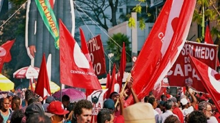 Multitudinaria marcha por la liberación de Lula en Brasil
