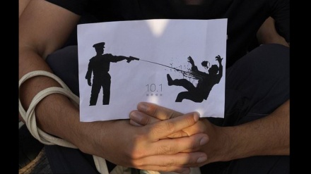 香港の学生が警察の暴力行為に抗議