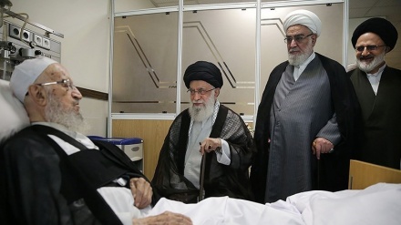 Rahbar Membesuk Ayatullah Makarem Shirazi