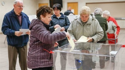 Poles voting in polarized parliamentary polls
