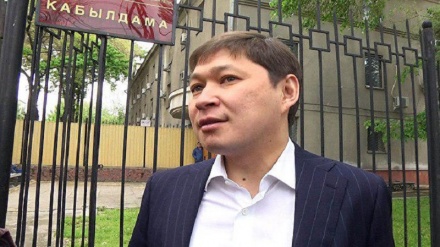 Қирғизистон собиқ Бош вазири Сапар Исаков судга мажбуран олиб келинган