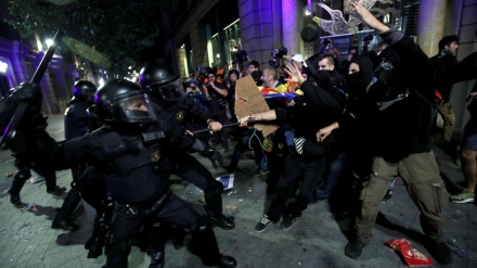 Vuelven los disturbios y las cargas policiales al centro de Barcelona