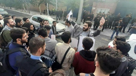 Estudiantes iraníes se manifiestan ante embajada británica en Teherán