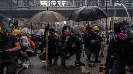 香港警方用含有催泪瓦斯的水驱散抗议者