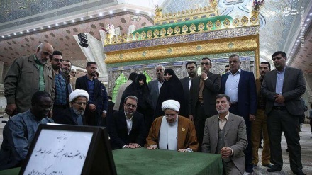 Fotos: Participantes de 33.ª Conferencia Intr. de Unidad Islámica visitan mausoleo de Imam Jomeini