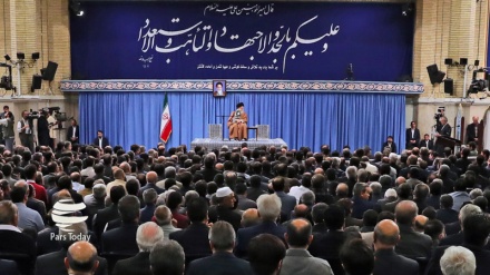 Инқилоб раҳбари: душманни барча арсаларда орқага чекинтирдик, итисодий урушда ҳам орқага чекинтирамиз