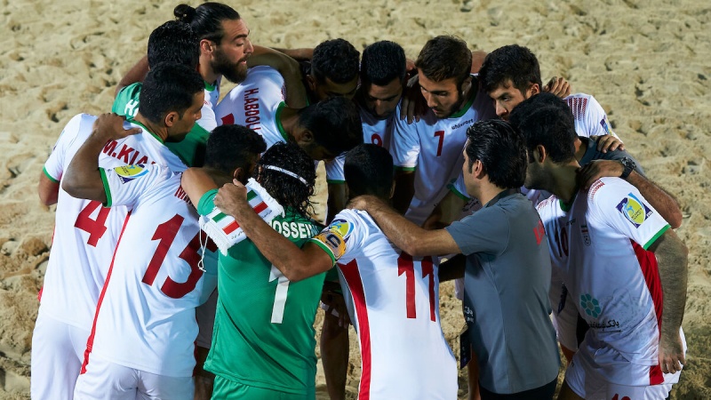 円陣を組むイランのビーチサッカー代表