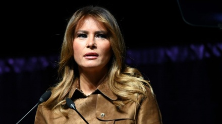 Slovenia: incendiata statua di Melania Trump