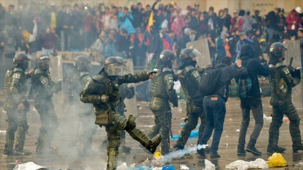 Policías de Colombia atacan brutalmente a una comunicadora
