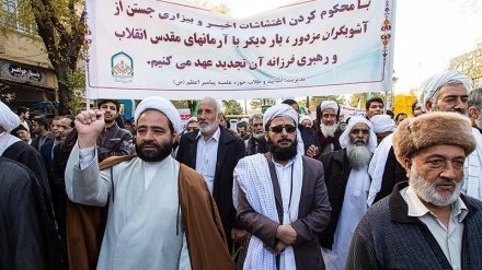 Ribuan Warga Yazd Turun ke Jalan Kecam Perusuh (1)