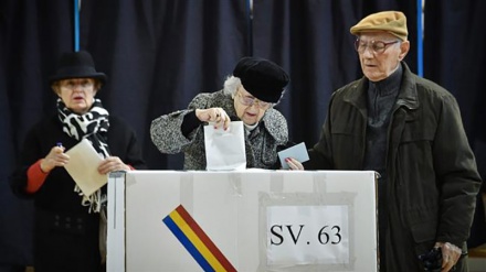 Romanians voting in presidential run-off
