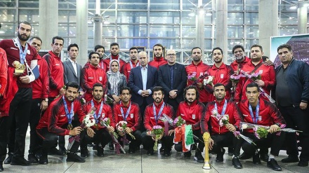 Ekipi iranian i futbollit në rërë kthehet në Iran