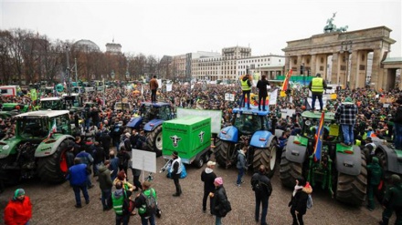 Thousands of farmers hold mass tractor protest in Germany 