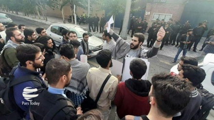 伊朗学生聚集在英国大使馆前，支持受压迫的巴勒斯坦人民