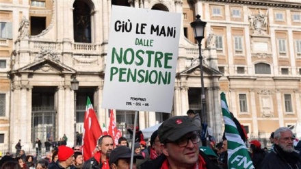 Italian pensioners gather in Rome to protest low allowance