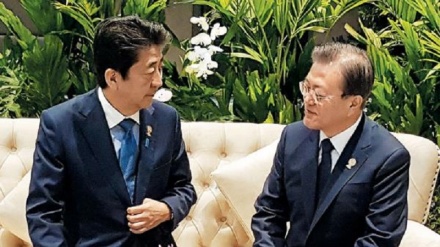 文在寅与安倍晋三在东盟峰会上进行谈话 以解决日韩分歧