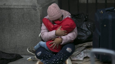 Muchos migrantes en España duermen en calles pese al frío