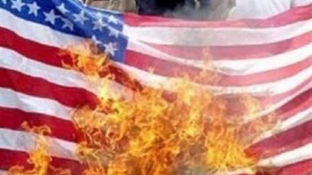 پرچم آمریکا در تظاهرات بغداد به آتش کشیده شد
