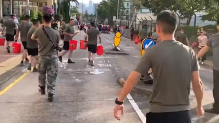 中国軍が、香港での騒乱の沈静化を支援（動画）
