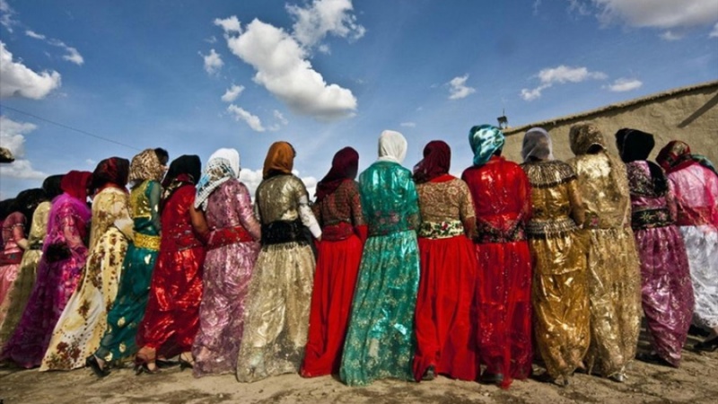 イランのクルド人女性　きらびやかな衣装