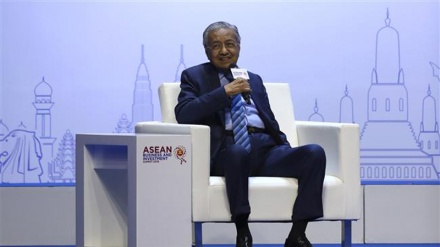 Malaysia PM calls on ASEAN to stick together in face of US trade war