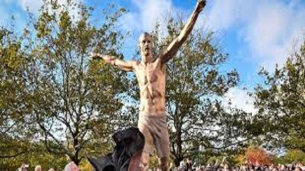 Malmoe, i tifosi danno a fuoco alla statua di Ibrahimovic