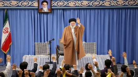 Iran, l'Ayatollah Khamenei: vietato negoziare con gli Usa: non ci portera' nulla