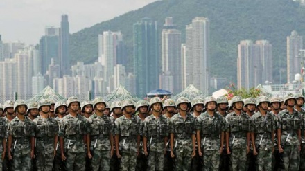 中国が香港での同国軍の配備を説明