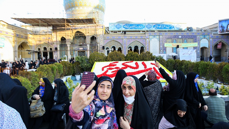 Penggantian Bendera Kubah Makam Shah Abdul Azim (2)