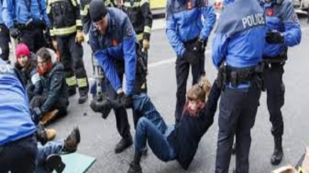 Svizzera: gli ambientalisti bloccano la rue Centrale a Losanna